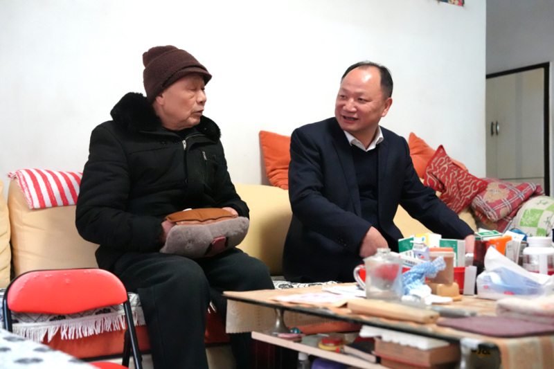 公司黨委走訪慰問困難黨員和困難職工、看望慰問老領(lǐng)導(dǎo)和老同志